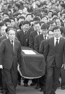 李在明含泪悼念卢武铉