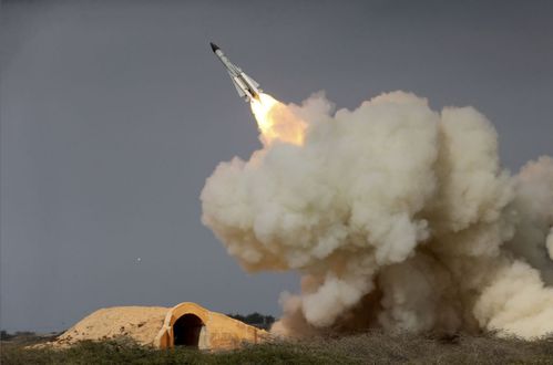 伊朗防空系统大战以导弹，爆炸声不断，捍卫国家安全